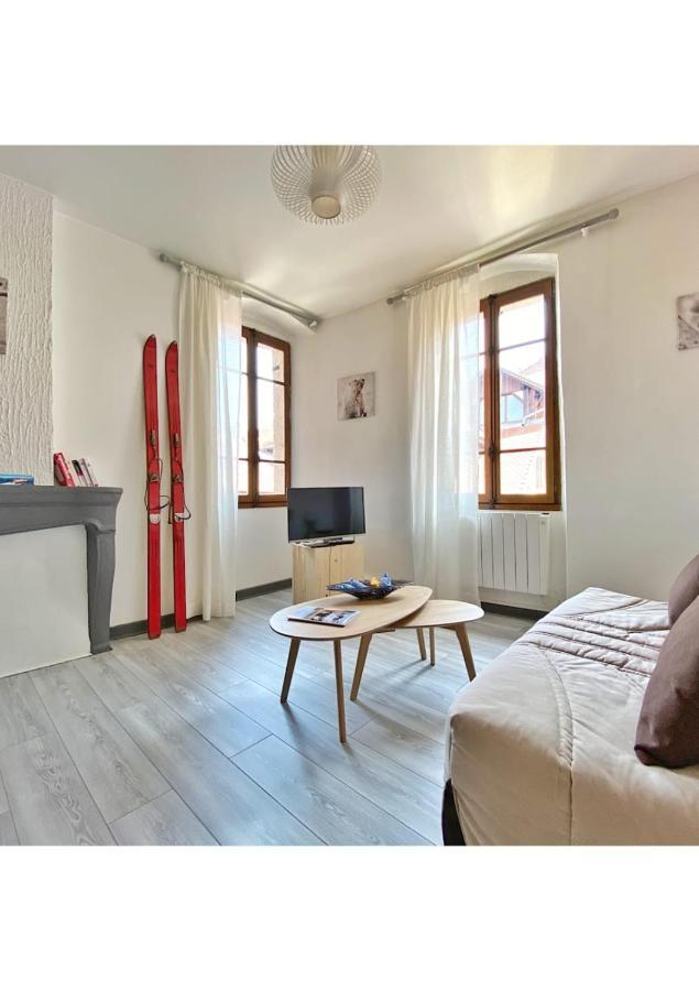 Coup De Coeur Au Pied Du Chateau - Ideally Located Apartment