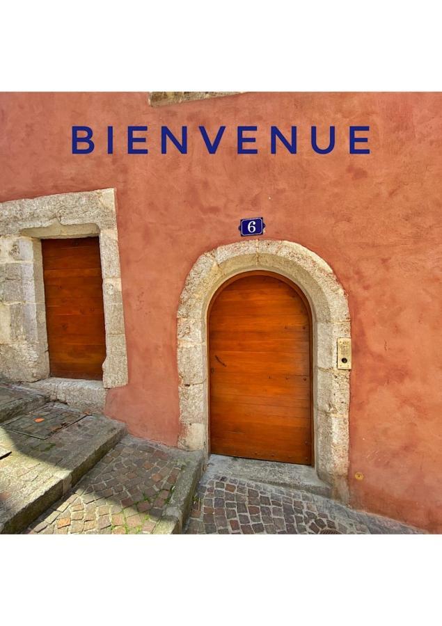 Coup De Coeur Au Pied Du Chateau - Ideally Located Apartment *